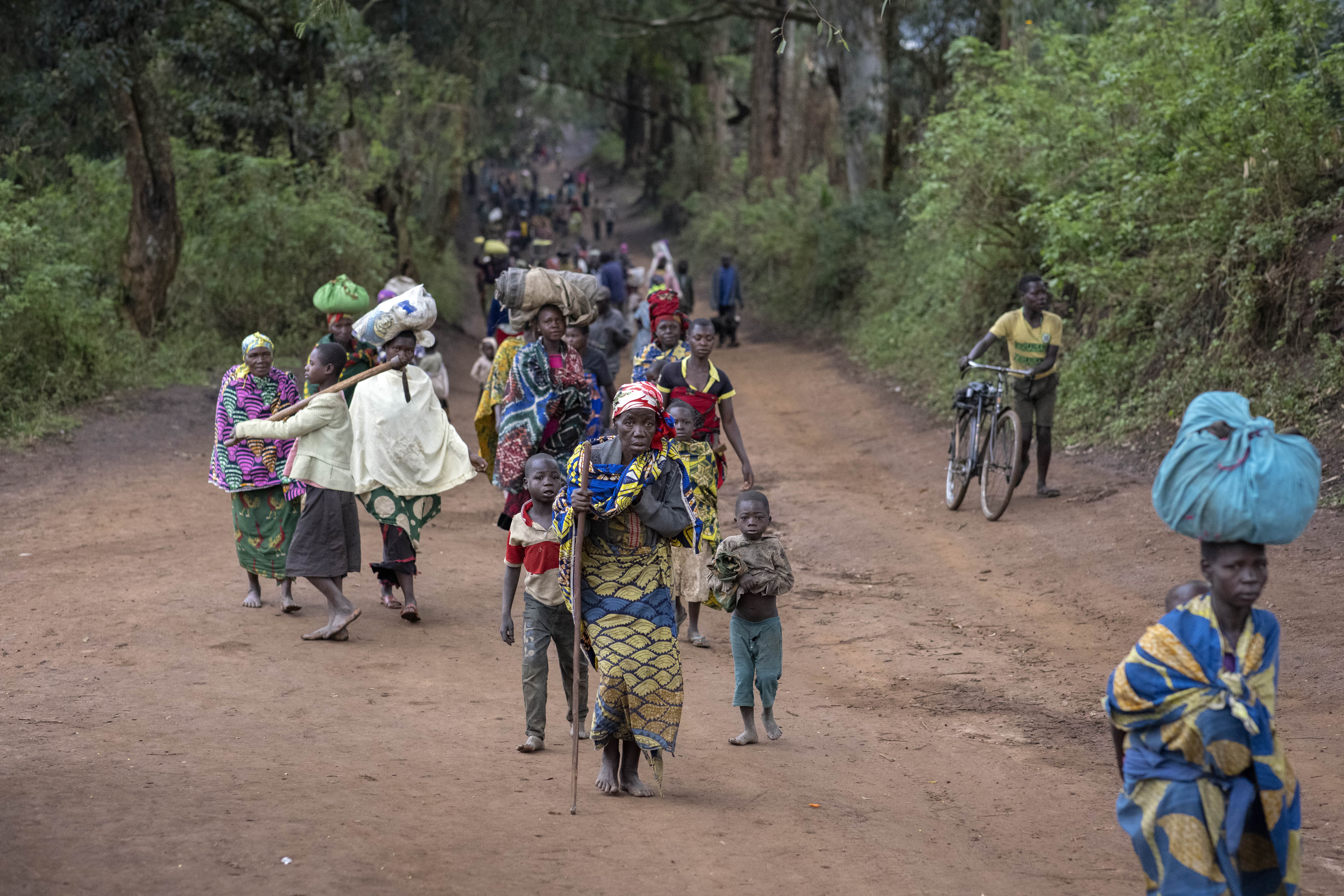Displaced people walk back to Plain Savo site early morning after spending the night in host families in the nearby city of Bulé.
