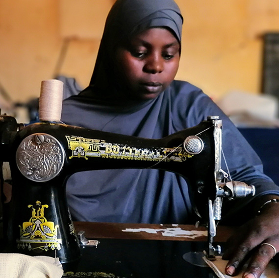 Malian refugee Zeinabou sews up to 40 face masks a day in Niger. 