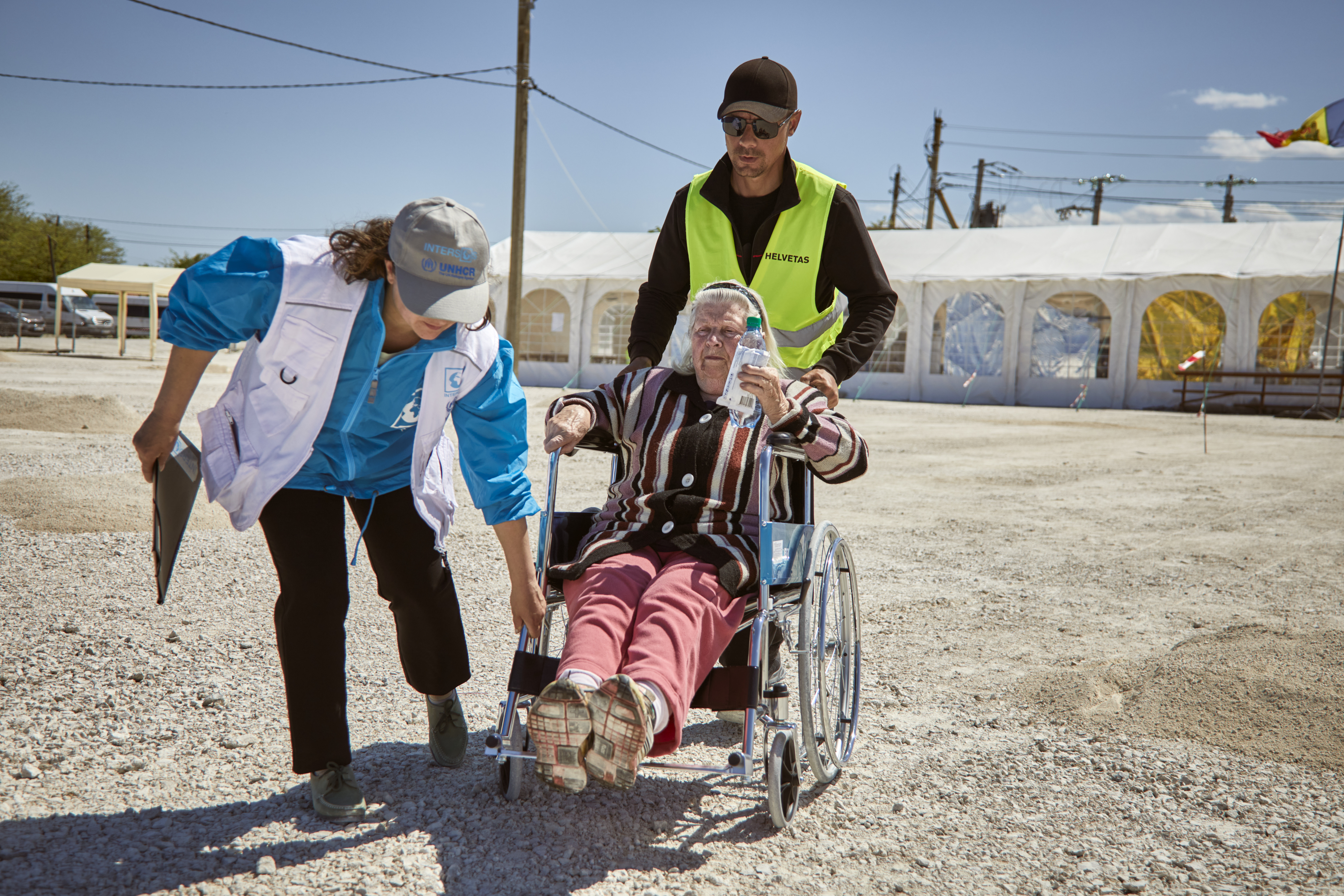 UNHCR staff assist Svetlana, 83, as she arrives in Moldova from Ukraine. ; Svetlana, 83, had spent her whole life in Mykolaiv, Ukraine, before fleeing to Moldova on 10 May 2022.