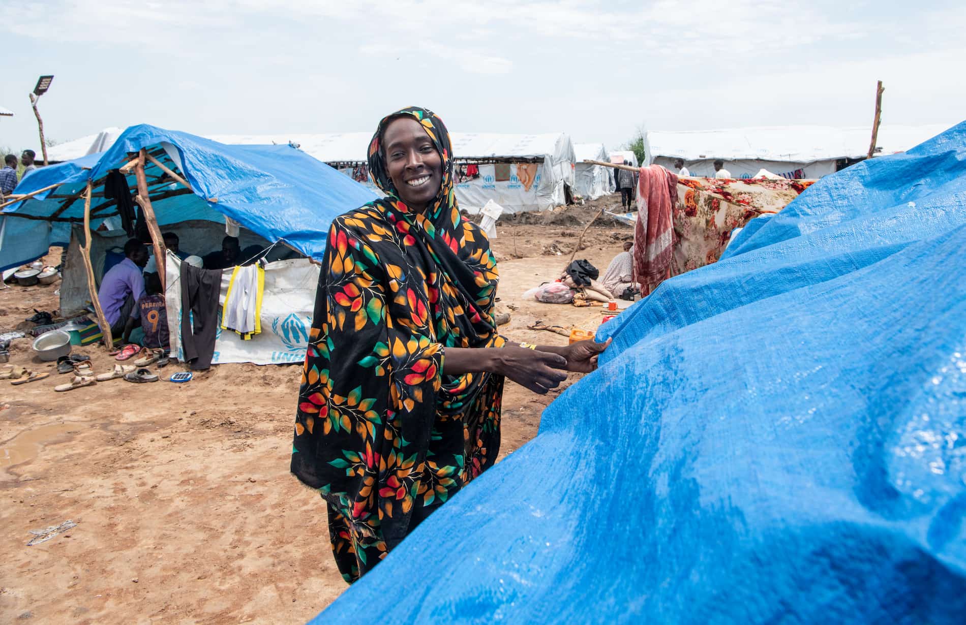 Sudanese refugee Aziza constructs a shade to protect her family from the scorching sun at the UNHCR transit centre in Renk, Upper Nile State, South Sudan, which is hosting thousands of refugees and returnees. 