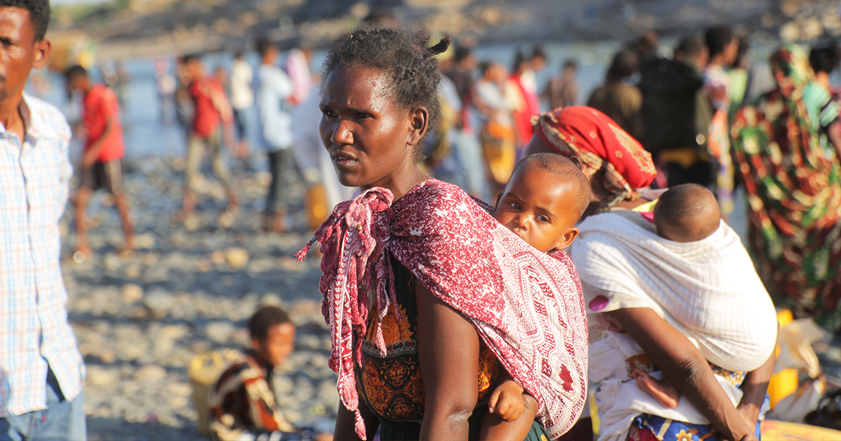 Ethiopian refugees fleeing clashes in the Tigray region, cross the border into Hamdayet, Sudan and navigate the Tekeze river. @UNHCR/Haim Elhag